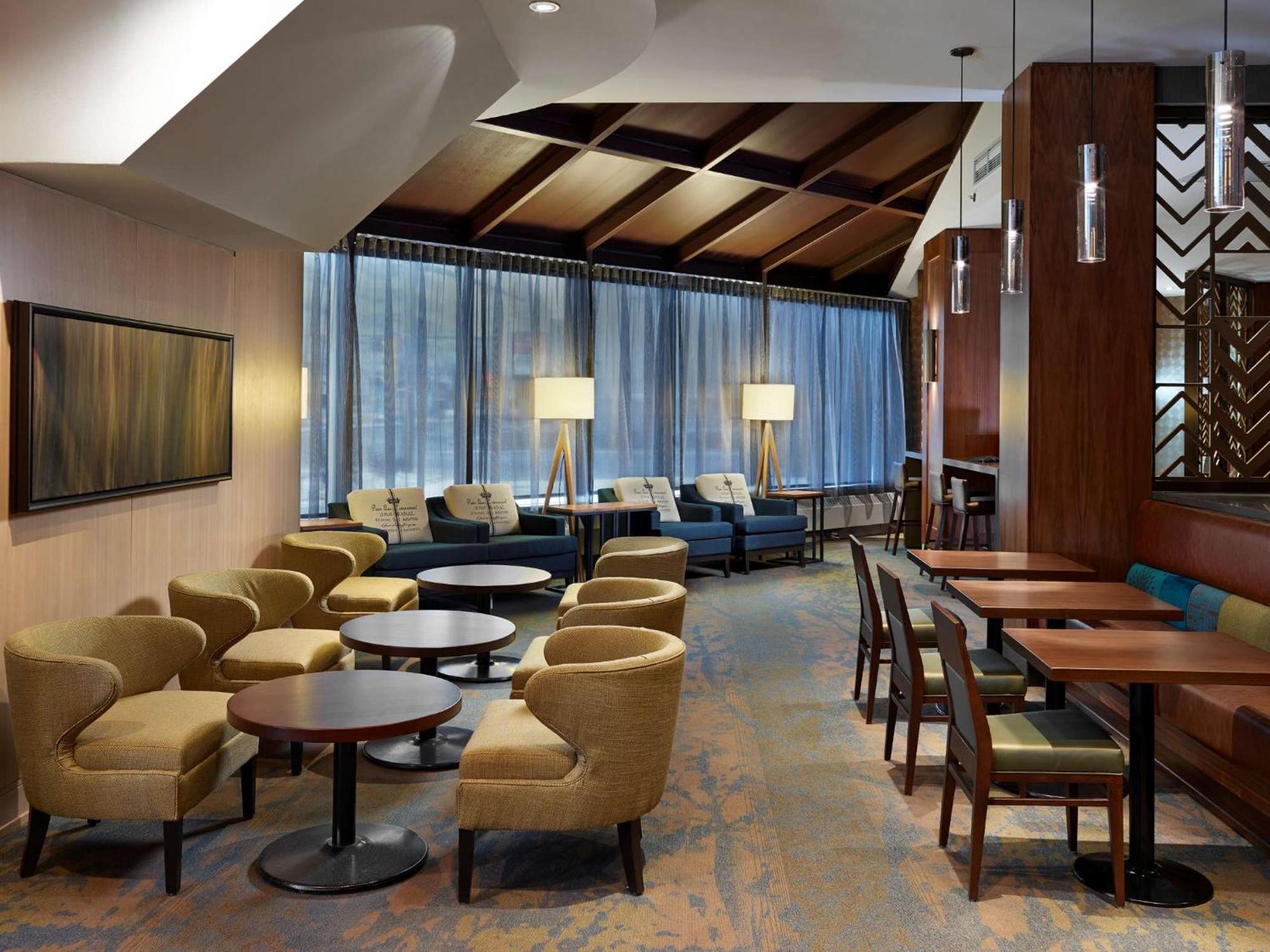 Doubletree By Hilton Hotel & Conference Centre Риджайна Екстериор снимка