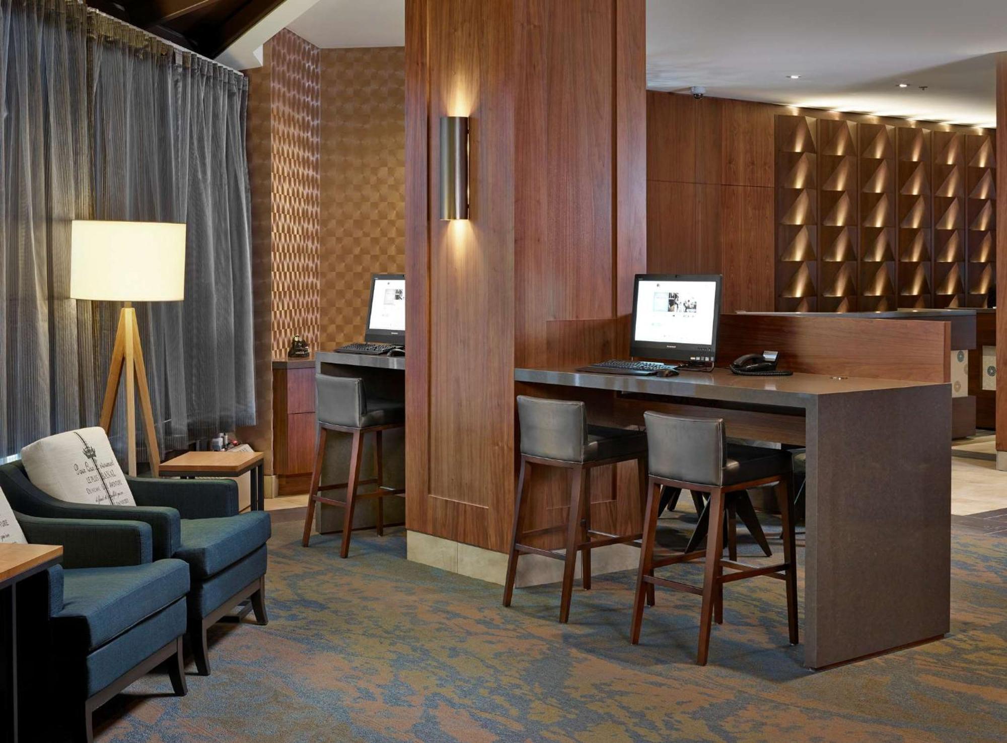 Doubletree By Hilton Hotel & Conference Centre Риджайна Екстериор снимка